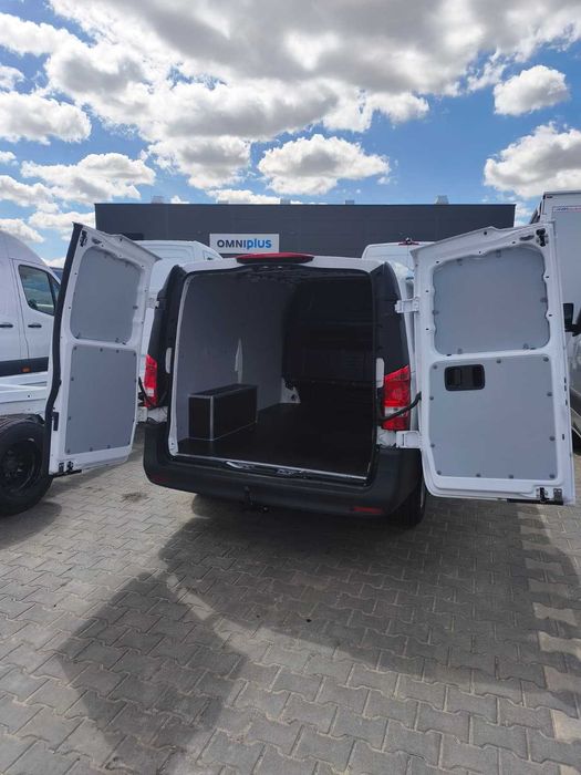 Zabudowa przestrzeni ładunkowej auta dostawczego Mercedes Vito L2H1