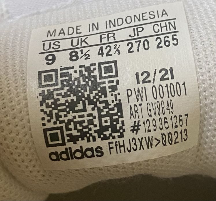 Кросівки ADIDAS.