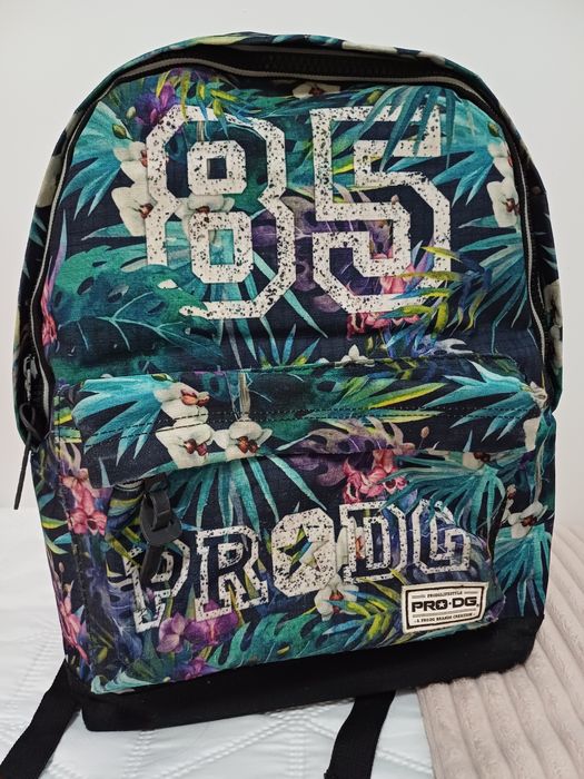 Mochila  de muito boa qualidade tem carregador que nunca foi usado 10€
