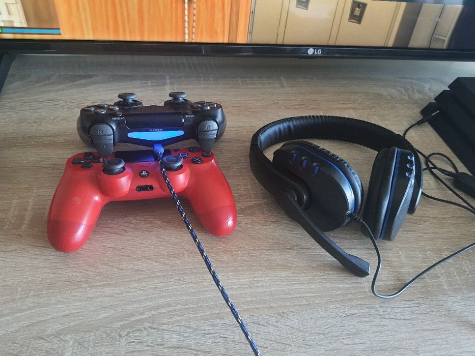 PS4 PRO 1TB+ 2 comandos+headfhones + 6 jogos