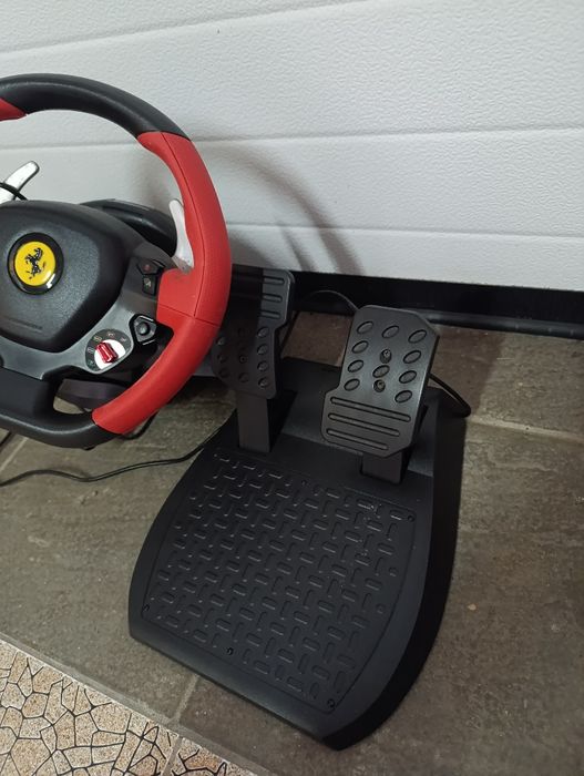 Vendo volante Ferrari para jogar com pedais incluídos
