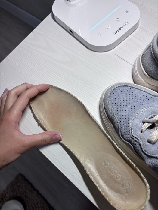 Кожаные кроссовки