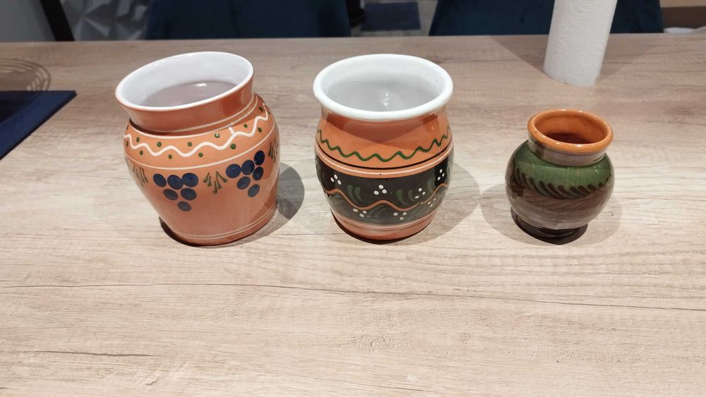 Zestaw trzech ceramicznych dzbanów, PRL