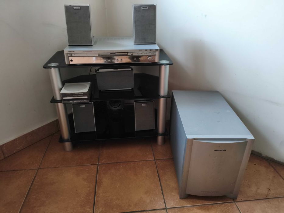 Zestaw kina domowego marki MEDION ze stolikiem pod TV