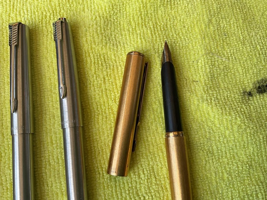 Varias lapiseiras e caneta da Parker