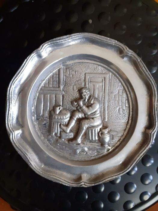 Vendo 3 pratos de decoração em estanho