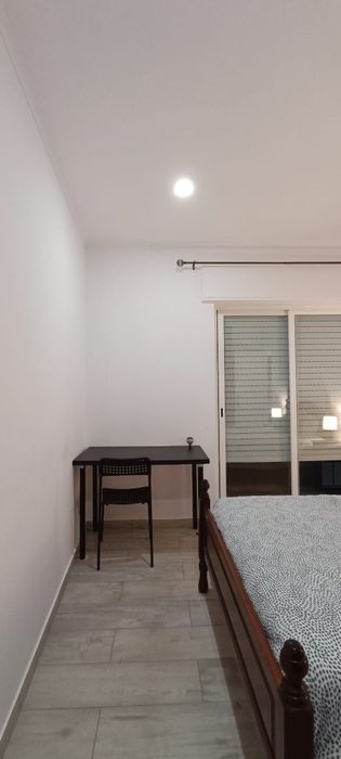 Quarto em Alhos Vedros com cama de casal