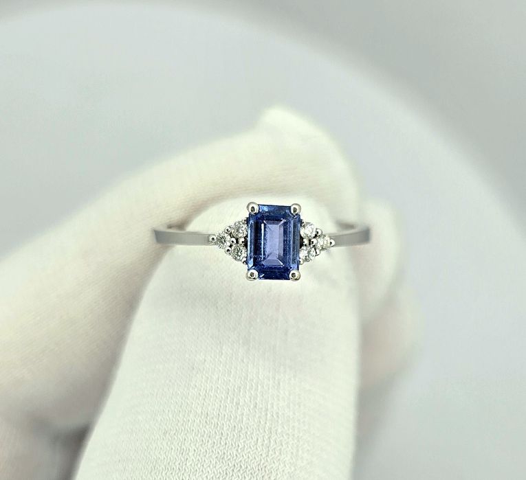 Кольцо с сапфиром и бриллиантами