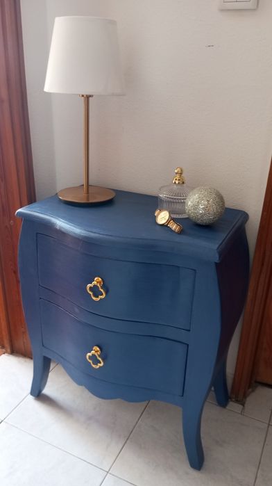 Mesa de Cabeceira Vintage Restaurada — Estilo Parisian Chic