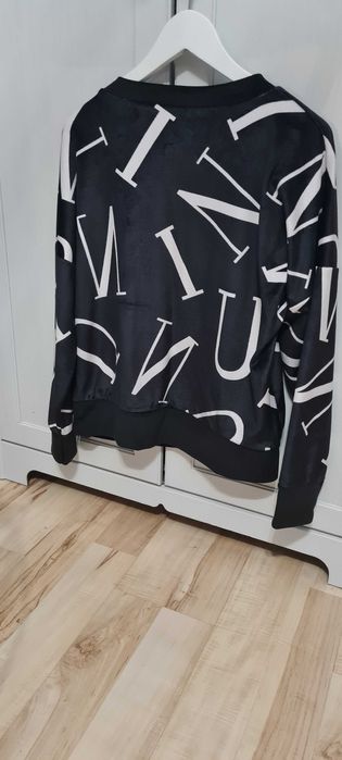 Welurowy sweterek czarny w białe litery