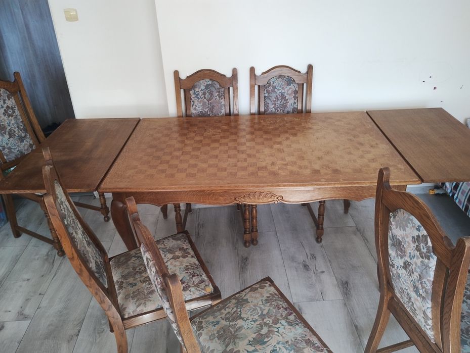 Drewniany stół z krzesłami