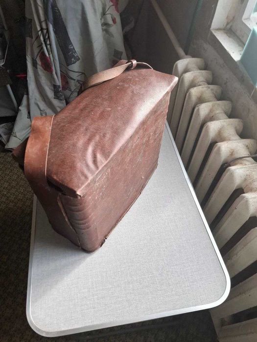 Ящик и удочки для зимней рыбалки