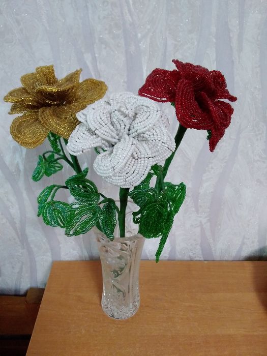 Розы из бисера 3шт.