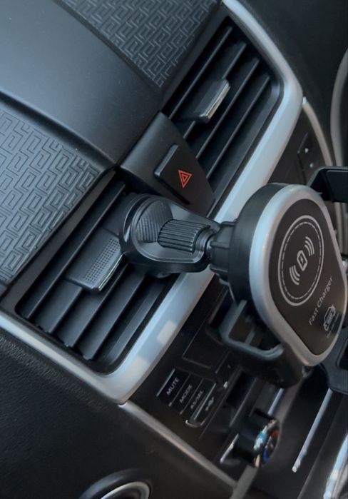 Автомобільний тримач для телефону з бездротовою зарядкою