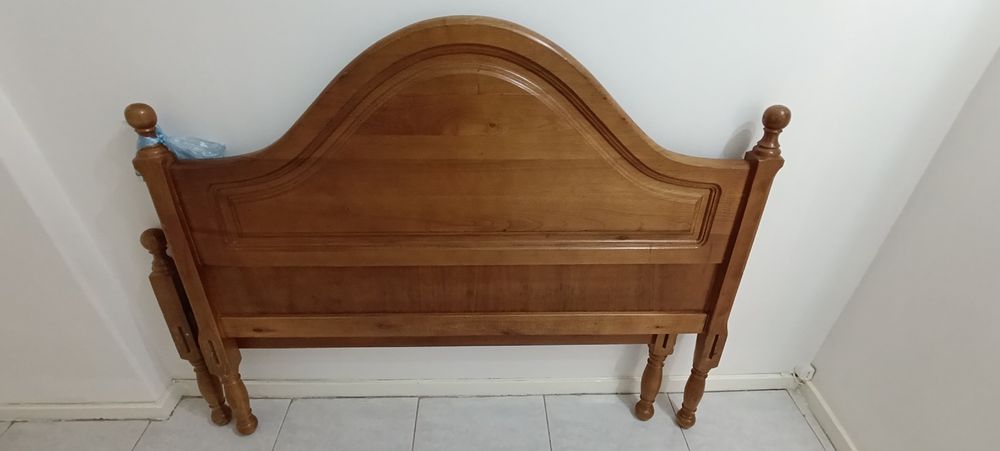 Cama madeira maciça em bom estado!