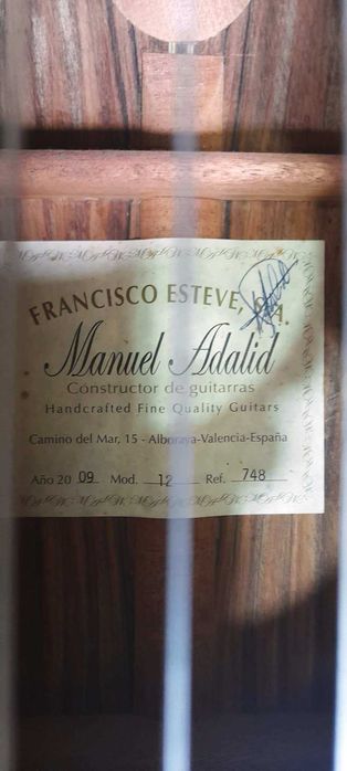 Guitarra clássica de excelente qualidade.