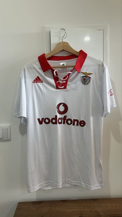 Varias camisolas de futebol clubes