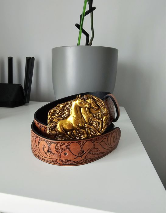 Nowy brązowy pasek z końmi