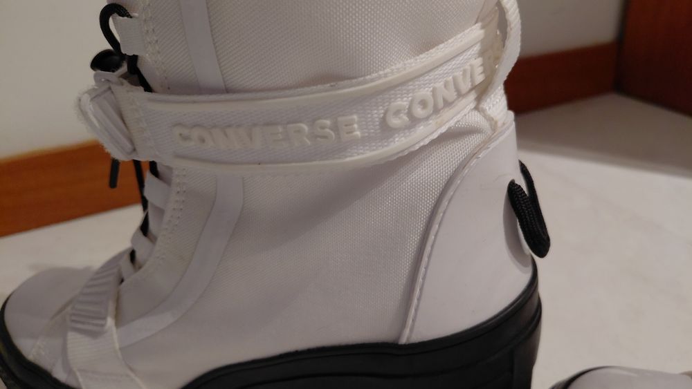 Botins brancos da marca all star converse