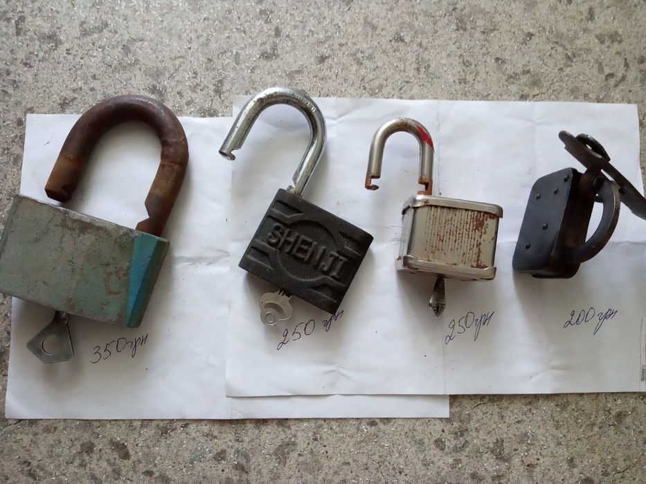 Старинный навесной замок..