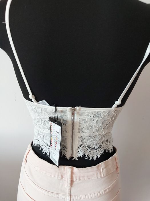 Biały koronkowy top crop.
