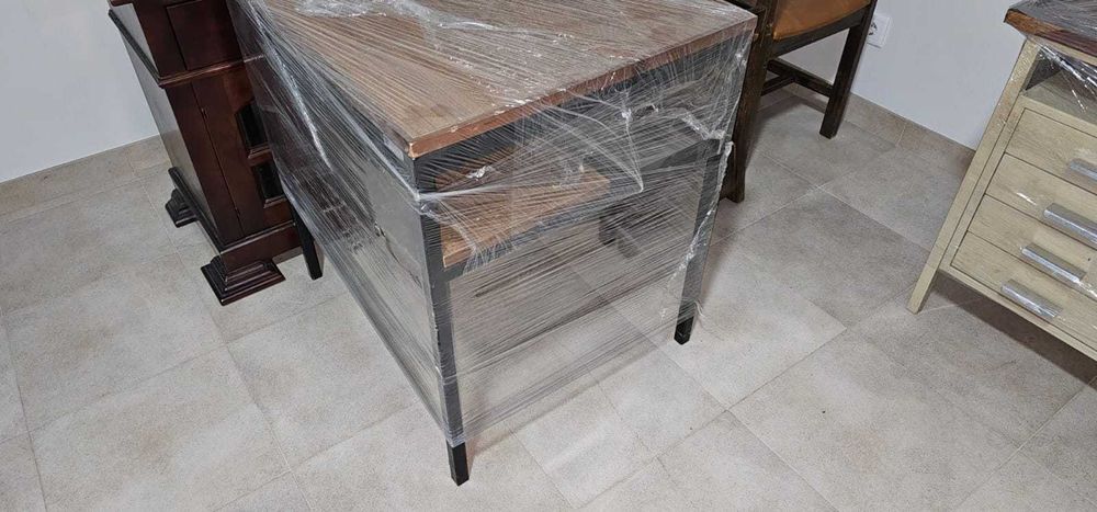 Três SECRETÁRIAS antigas