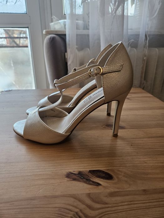 Ślubne buty na obcasie