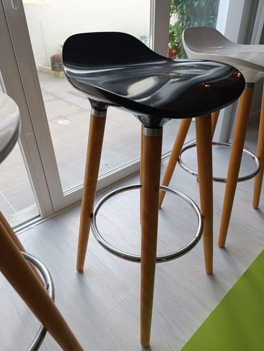 5 Cadeiras Altas Design + 2 Prateleiras | Excelente Estado.......