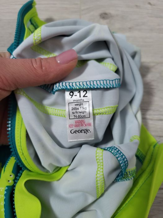 Купальник і крокси.