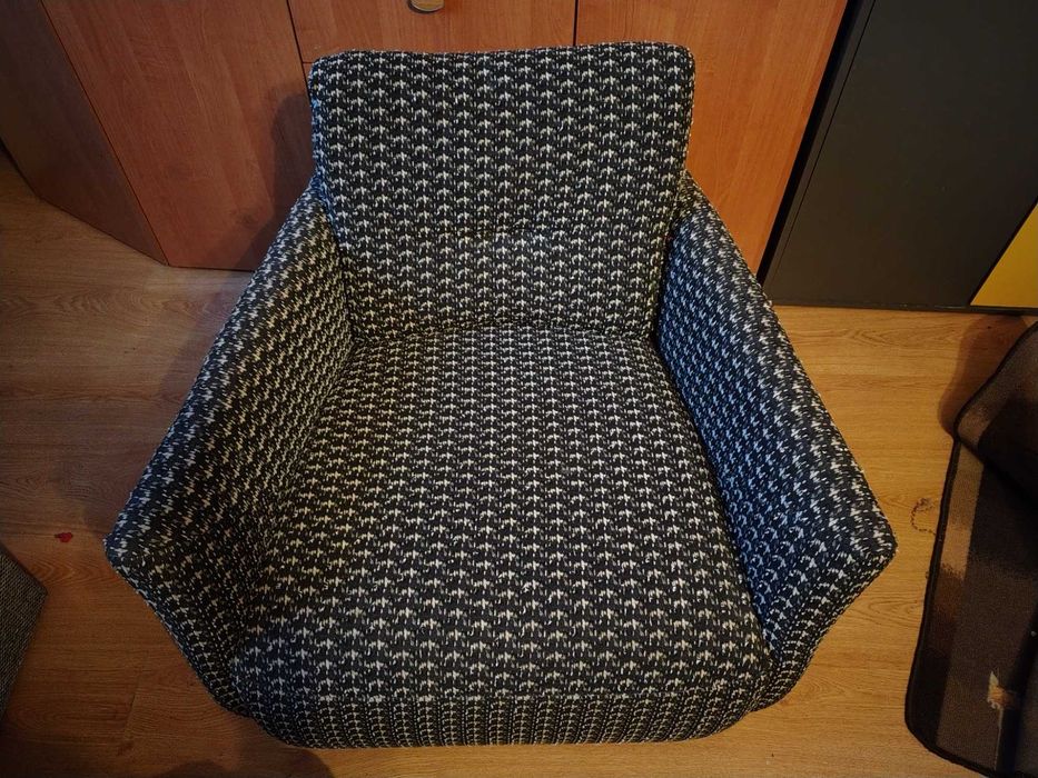 Czarno-biały Fotel z pufą