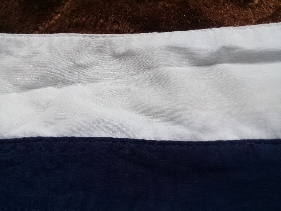 Biała koszula z granatowymi dodatkami