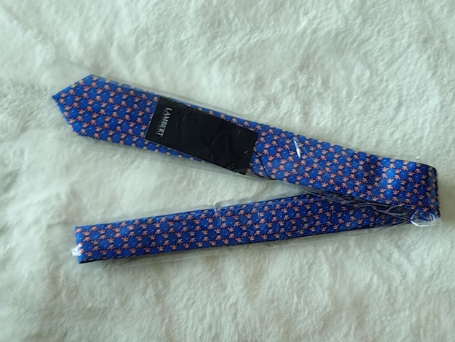 NOWY, wąski (6cm) niebieski w rybki krawat Lambert wykonany z miękkiego jedwabiu