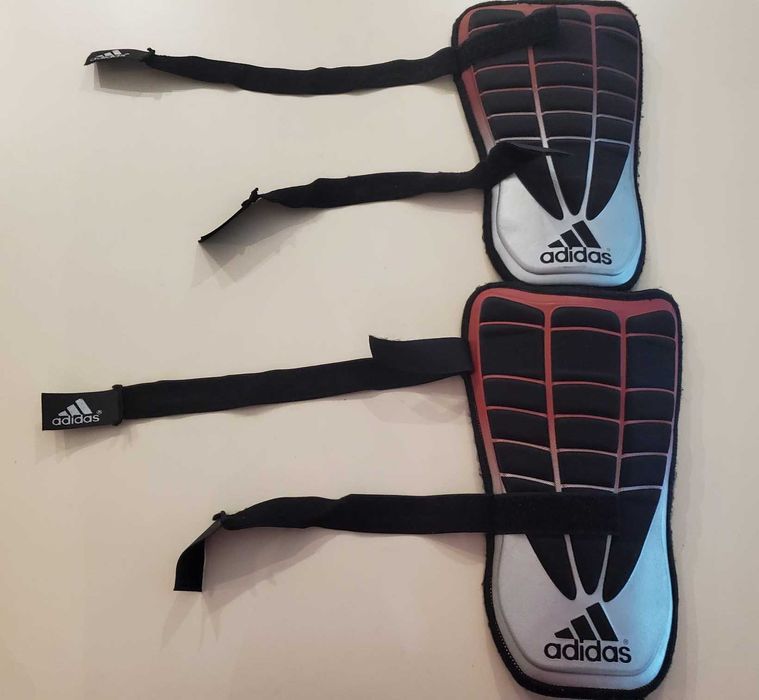 Caneleiras ADIDAS e Coletes Desportivos KIPSTA