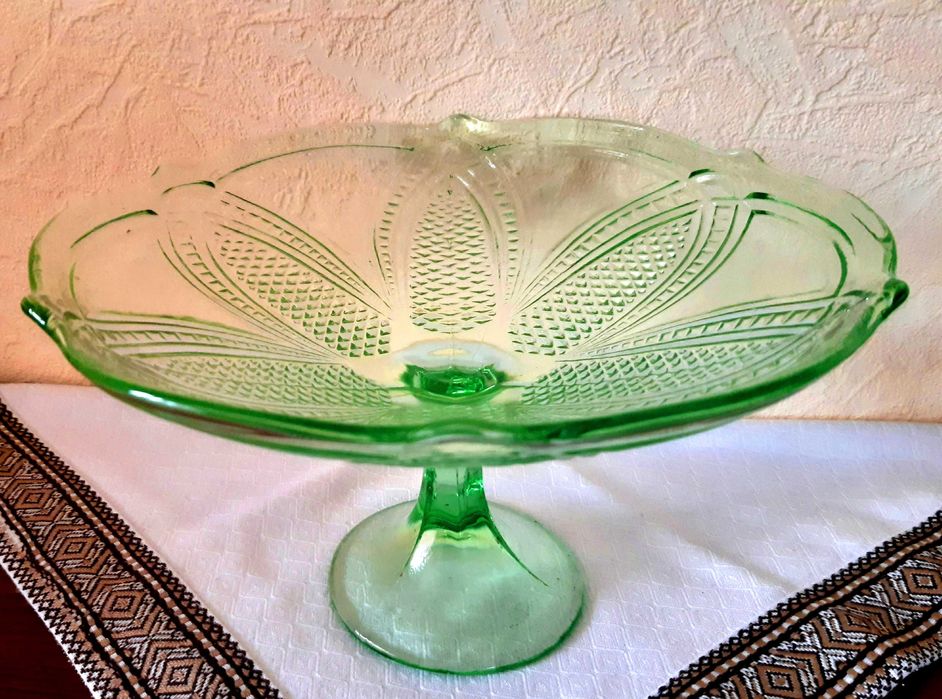 Ваза фруктовница/конфетница на ножке. Винтажное изумрудное стекло