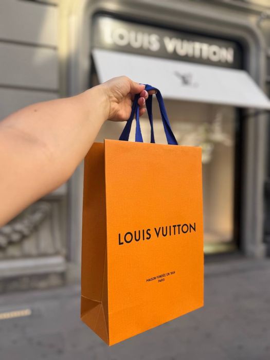 фірмовий пакет бренду Louis Vuitton із синіми ручками
