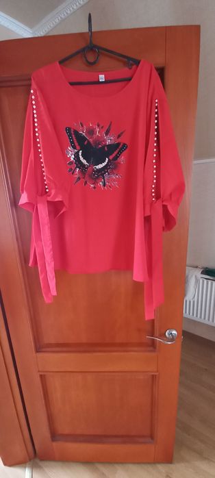 Червона святкова блуза,великого розміру .Нова,