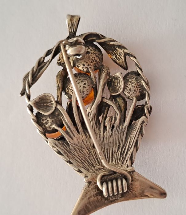 Alfinete em prata e âmbar