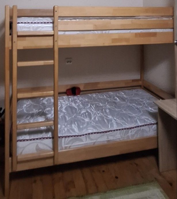 Дитяче двоярусне ліжко.