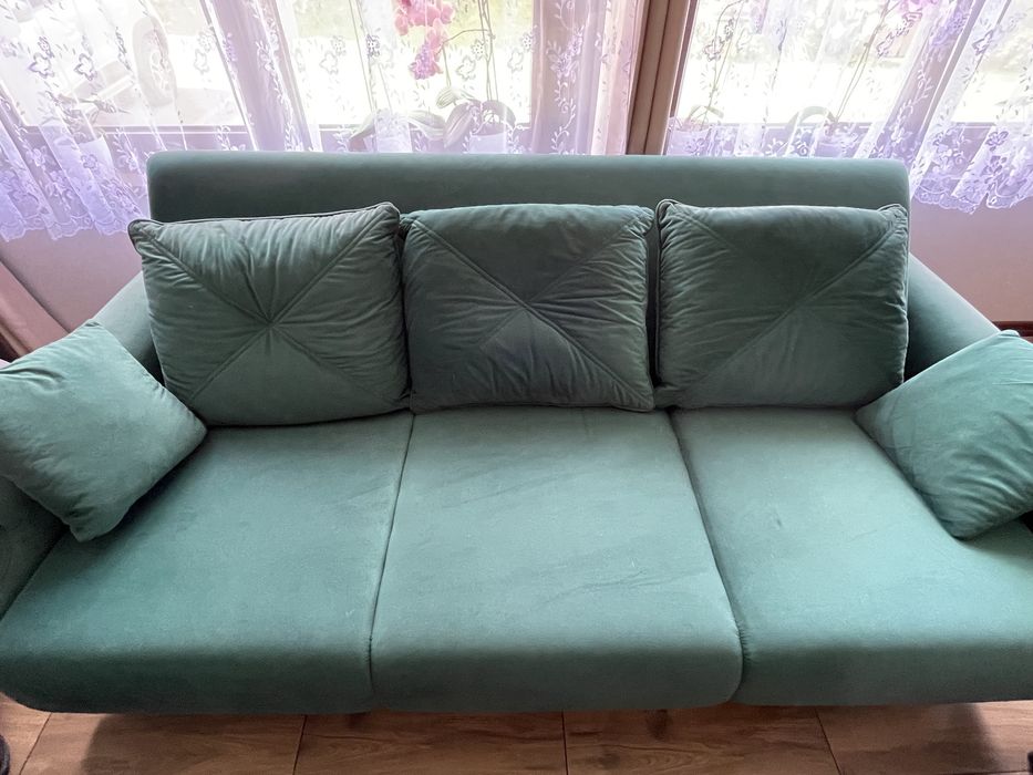 Sofa rozkladana w kolorze butelkowym
