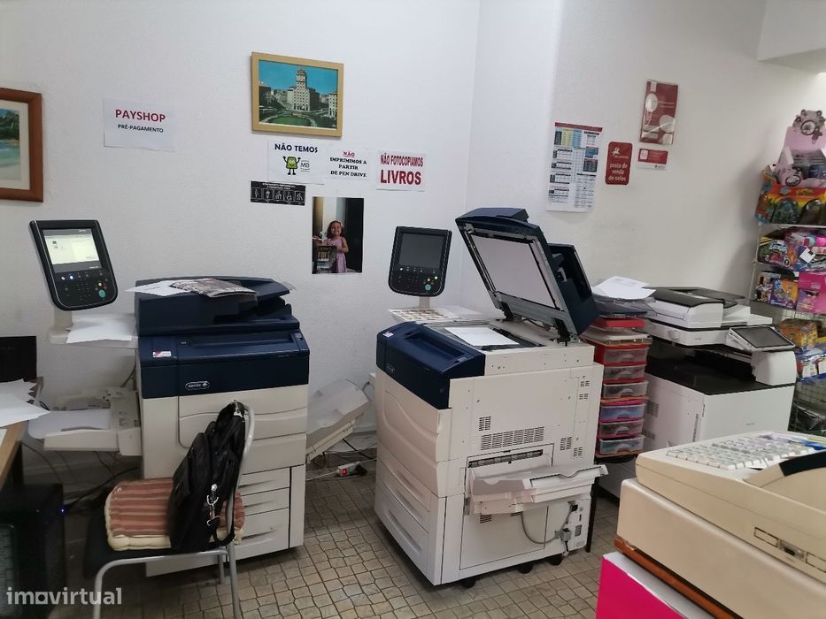 Papelaria Tabacaria em funcionamento, passagem de peões,e transportes