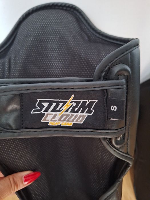 STORMCLOUD ochraniacze piszczeli i stopy.