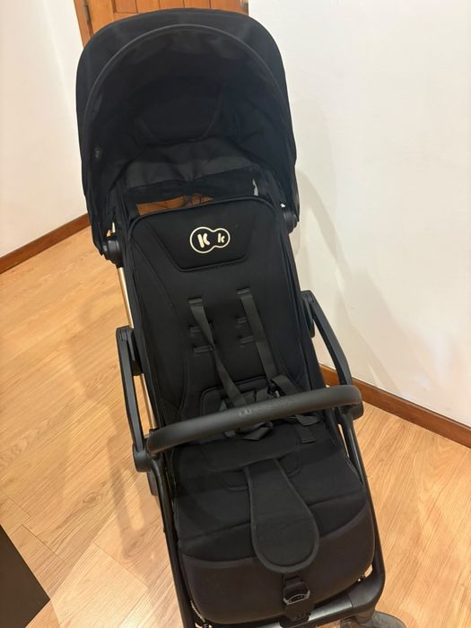 Carrinho de bebê dobra sozinho