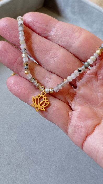 Krótki naszyjnik  damski z kwarcem oraz złotą zawieszką kwiatem