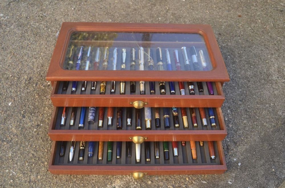 Coleção de canetas novas nunca usadas