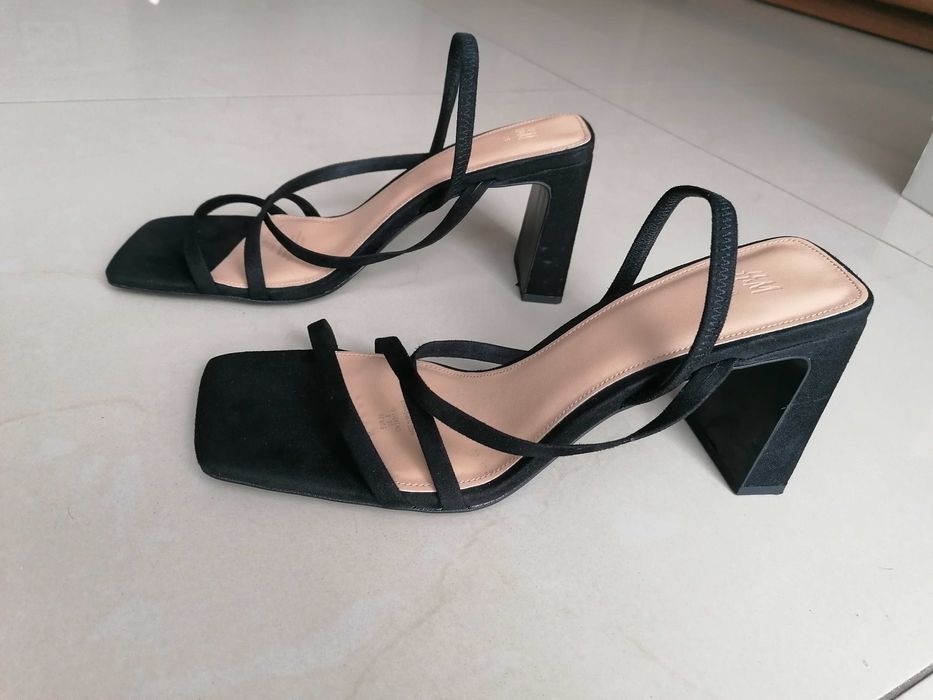 Szpilki paseczki H&M kolor czarny