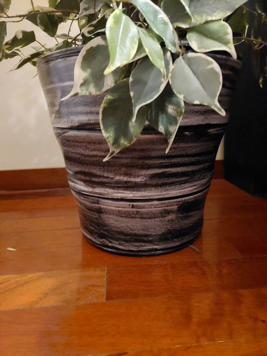 Vaso grande com planta artificial