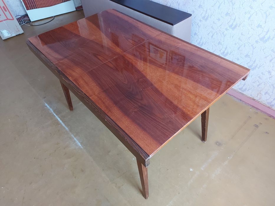 Деревянный обеденный стол