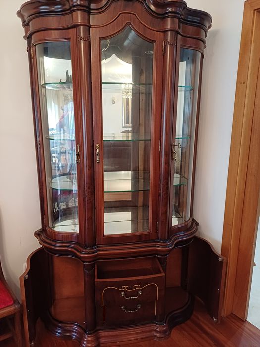 Variedade de móveis trabalhados em madeira maciça para venda