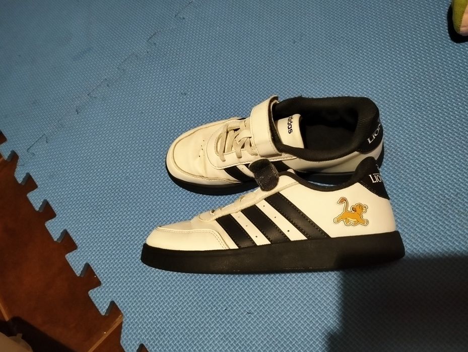 Tênis adidas edição rei leão (tamanho 35)