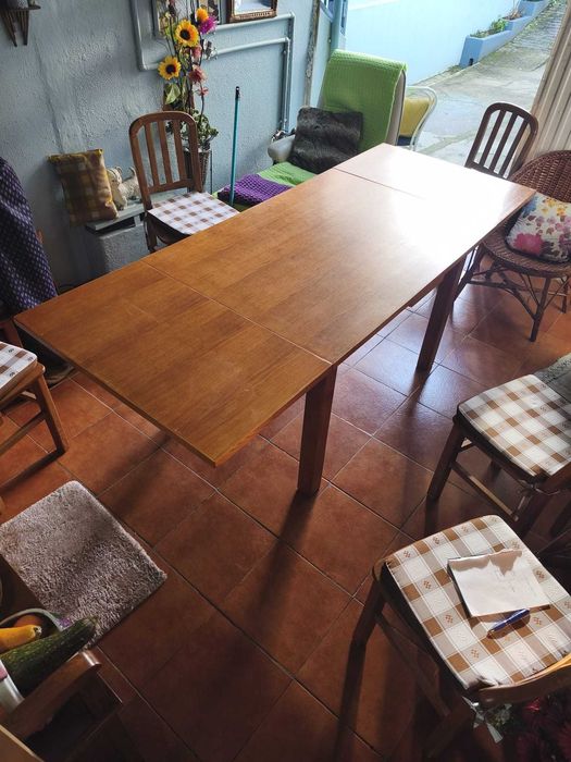 Mesa em madeira (1210x 865x785 mm) com 6 cadeiras.  | Excelente estado